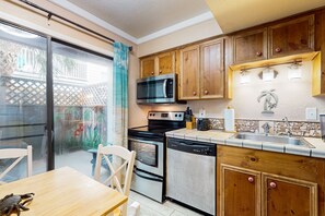 Een koelkast, een microgolfoven, een oven, een kookplaat