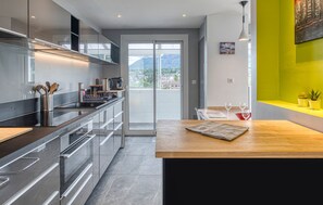 Jääkaappi, mikroaaltouuni, uuni, astianpesukone