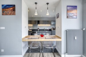 Jääkaappi, mikroaaltouuni, uuni, astianpesukone