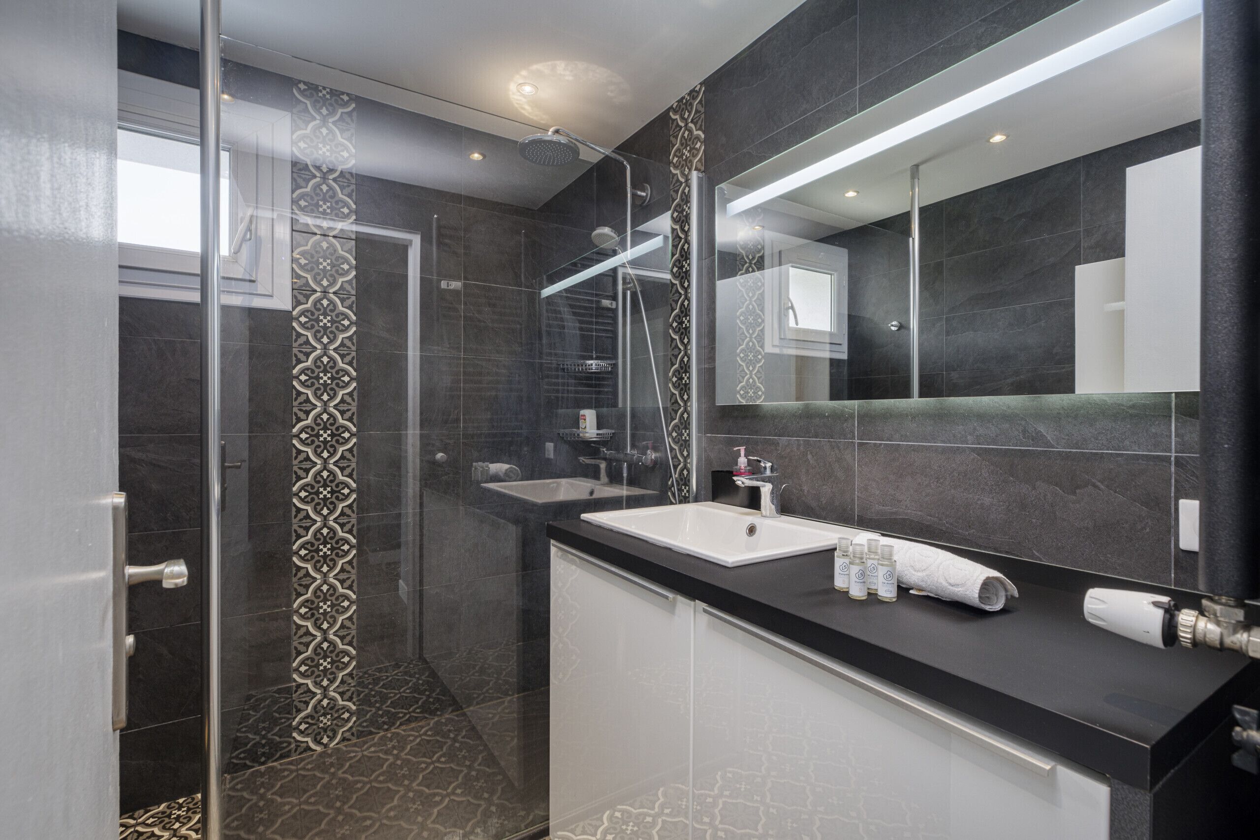 Douche, séchoir à cheveux, serviettes fournies