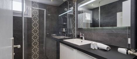 Douche, séchoir à cheveux, serviettes fournies