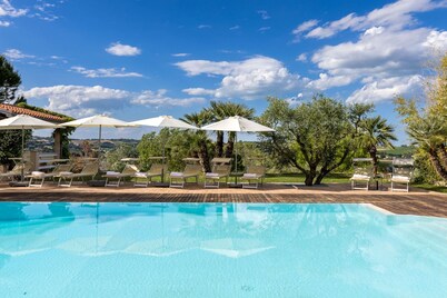 Spacious villa with pool and tennis court, just 15 minutes from the sea