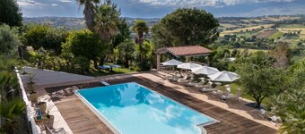 Spacious villa with pool and tennis court, just 15 minutes from the sea