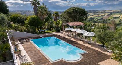 Spacious villa with pool and tennis court, just 15 minutes from the sea