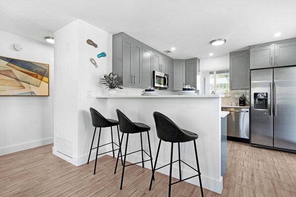 Microwave, oven, stovetop, dishwasher - 2BR Oasis Right Next to The NightLife on The Drive (Wilton Manors)