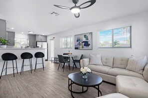 Smart TV - 2BR Oasis Right Next to The NightLife on The Drive (Wilton Manors)