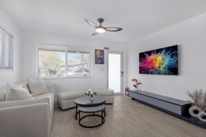 Smart TV - 2BR Oasis Right Next to The NightLife on The Drive (Wilton Manors)