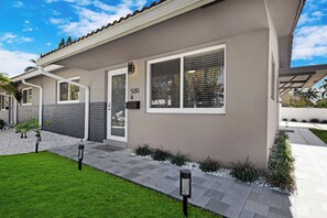 Exterior - 2BR Oasis Right Next to The NightLife on The Drive (Wilton Manors)