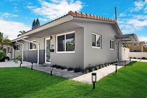 Exterior - 2BR Oasis Right Next to The NightLife on The Drive (Wilton Manors)