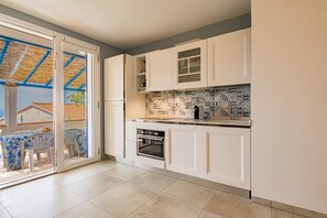 Kjøleskap, mikrobølgeovn og brødrister