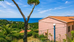 A coastal view with a house, a tree, and the sea. - Tra il Borgo e il Mare-Bel Horizonte - Tra il Borgo e il Mare - Bel Horizonte (Capoliveri)