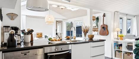 Kjøleskap, mikrobølgeovn, ovn og oppvaskmaskin