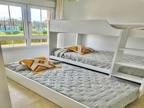 2 habitaciones, escritorio, tabla de planchar con plancha y wifi 