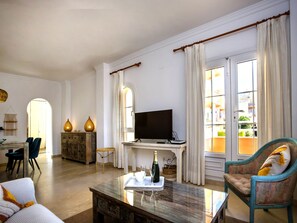 TV - Golf & Mar by Interhome (Oliva)