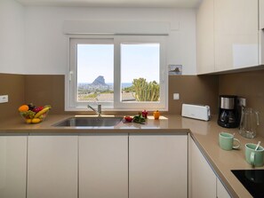 Kjøleskap, mikrobølgeovn, ovn og oppvaskmaskin