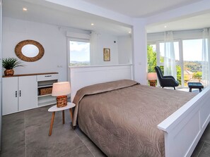 7 عدّة غرف نوم ومكتب وخدمة الإنترنت