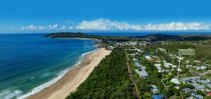 Beach nearby - Fuller Holidays - Maluco Family Home Belongil Beach and Town (Byron Bay)