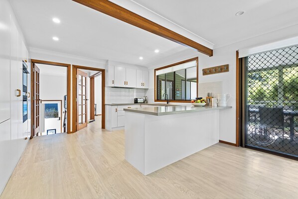 Fridge, microwave, oven, stovetop - Fuller Holidays - Maluco Family Home Belongil Beach and Town (Byron Bay)