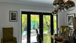 Villa, 4 camere da letto, angolo cottura, vista giardino | Pasti in camera
