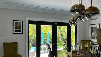 Villa, 4 Bedrooms, Kitchenette, Garden View | In-room dining