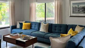 Vila, 4 kamar tidur, dapur kecil, pemandangan kebun | Ruang keluarga