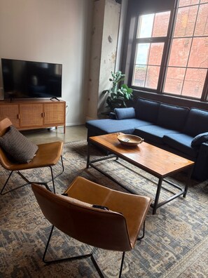 Smart TV - Sterchi Loft Retreat  1BR near TN Theatre (Knoxville)