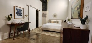 1 chambre, bureau, fer et planche à repasser, lit parapluie