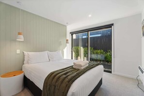 3 bedrooms, desk, iron/ironing board, WiFi