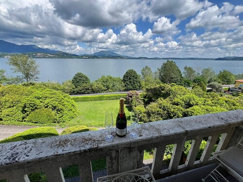 Camelia modern apartment with lake view