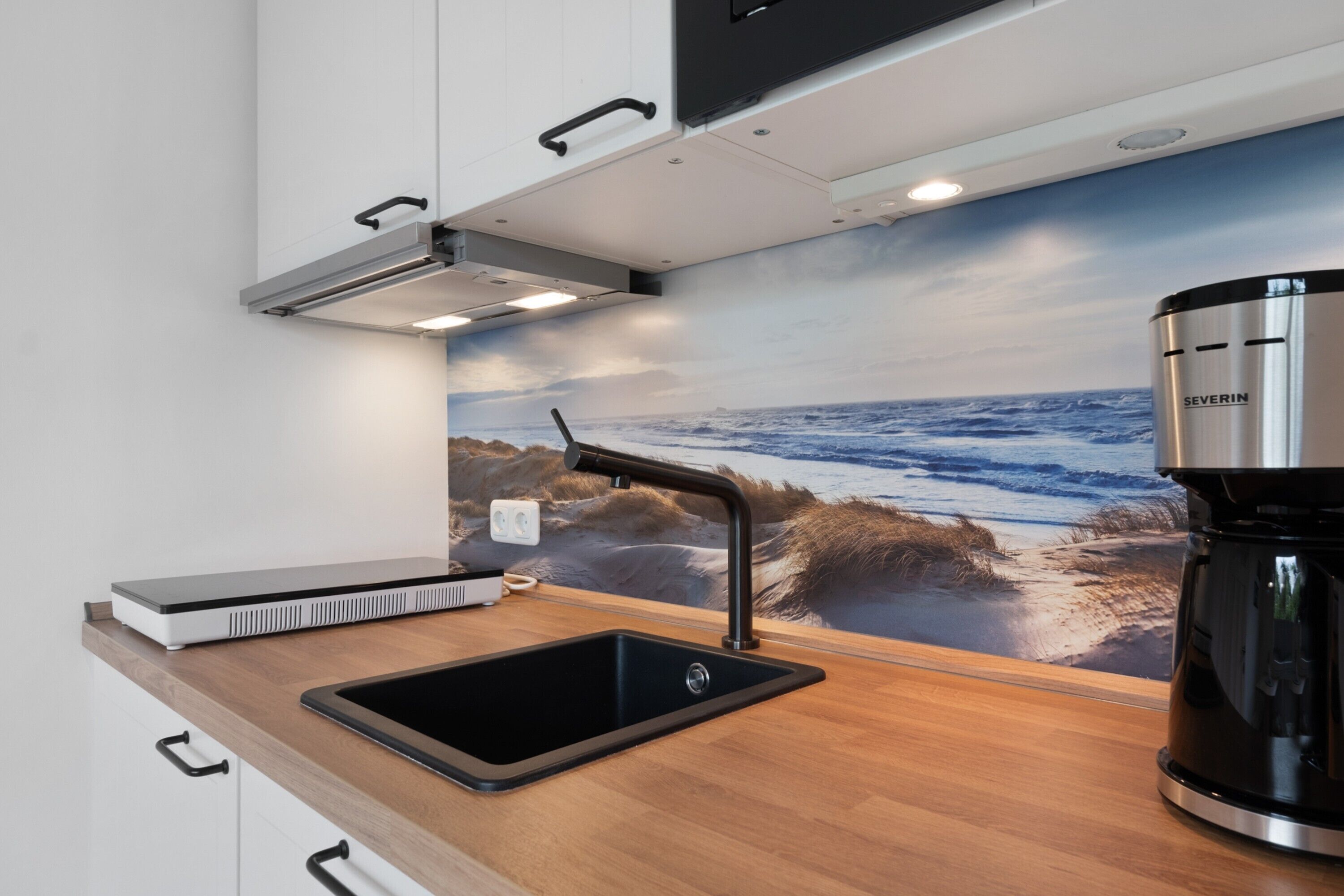 Kühlschrank, Mikrowelle, Herdplatte, Wasserkocher mit Kaffee-/Teezubehör