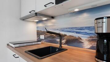 Kühlschrank, Mikrowelle, Herdplatte, Wasserkocher mit Kaffee-/Teezubehör