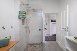 Ducha, secador de pelo, toallas