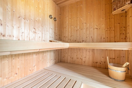 Sauna. Holiday Home 'Auszeit Il Am Deich Auf Nordstrand' with Private Terrace, Garden & Wi-Fi