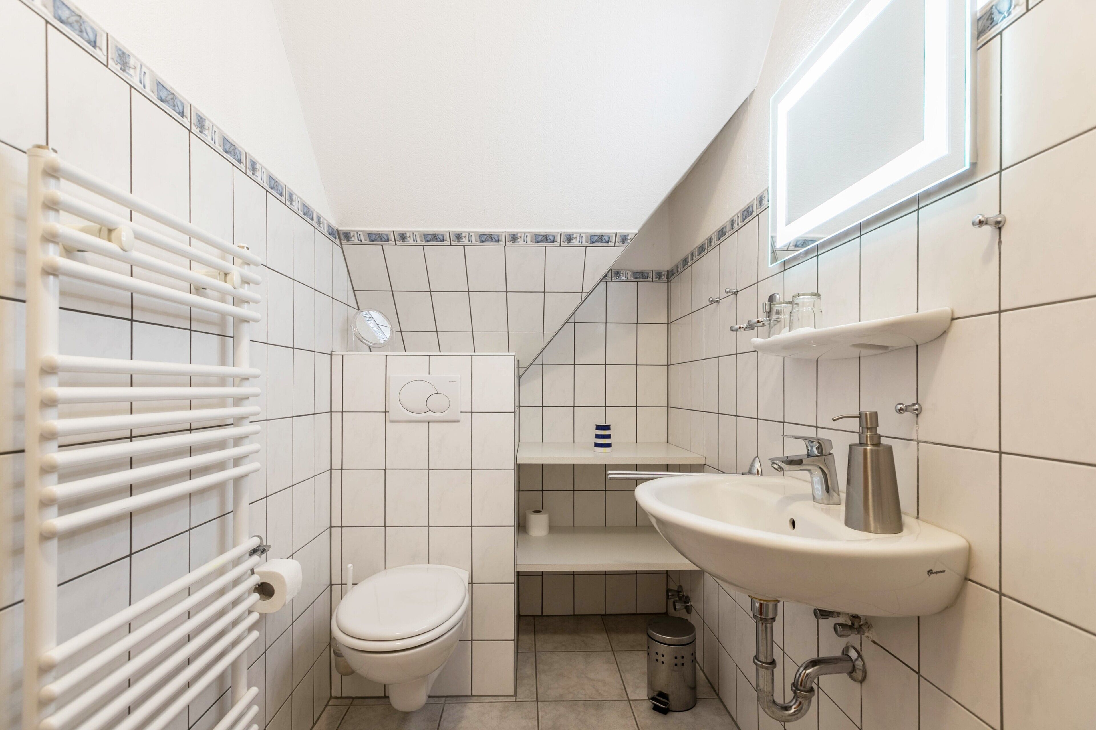 Suihku, hiustenkuivaaja, pyyhkeet