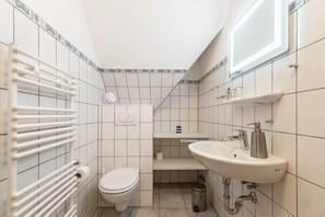 Een douche, een haardroger, handdoeken