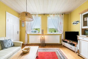 Een televisie, een open haard, een dvd-speler en een stereo