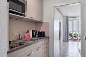 Kühlschrank, Mikrowelle, Herdplatte, Wasserkocher mit Kaffee-/Teezubehör