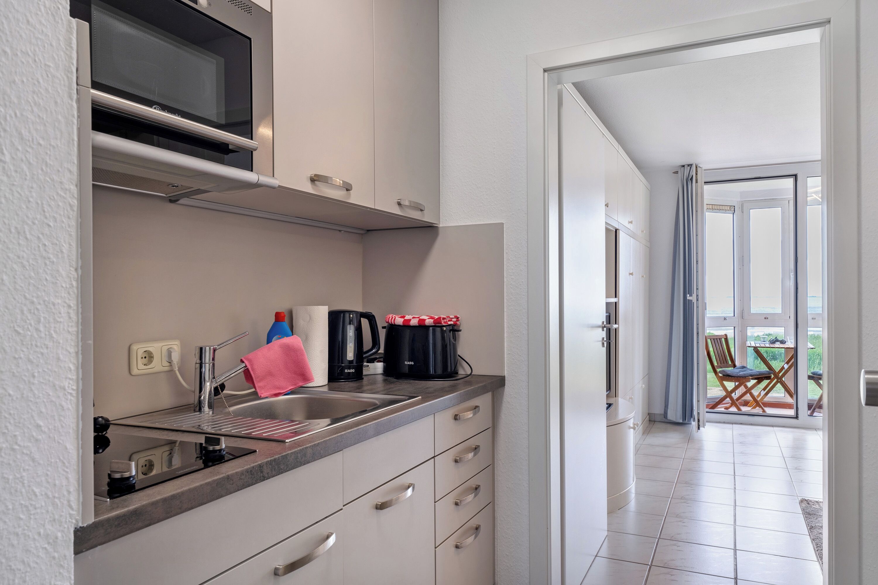 Kühlschrank, Mikrowelle, Herdplatte, Wasserkocher mit Kaffee-/Teezubehör