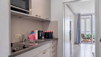 Kühlschrank, Mikrowelle, Herdplatte, Wasserkocher mit Kaffee-/Teezubehör