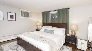 2 bedrooms, desk, WiFi, bed sheets