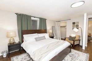 2 bedrooms, desk, WiFi, bed sheets