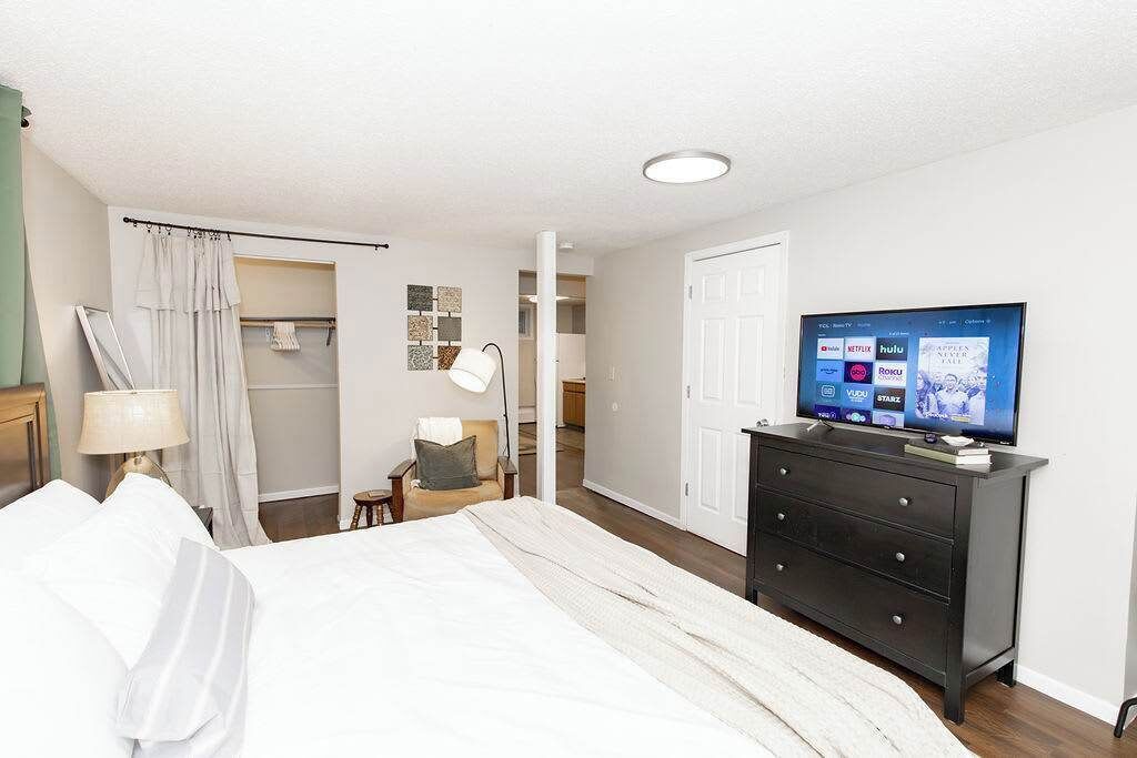 2 bedrooms, desk, WiFi, bed sheets