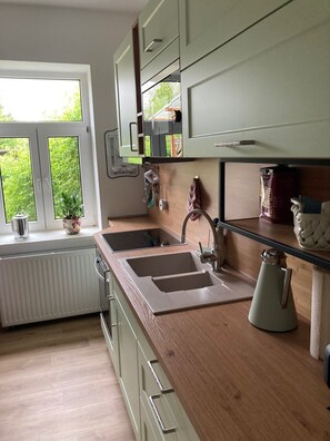 Frigorifero, microonde, forno, piano cottura