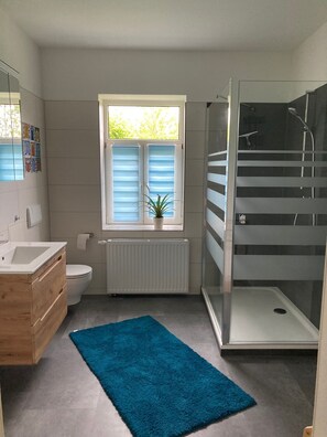 Dusch, hårtork och handdukar