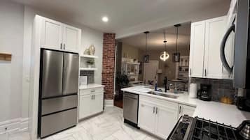 Geladeira, micro-ondas, fogão, cooktop