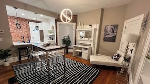 Una sala de estar moderna con comedor, chimenea y un rincón de descanso acogedor.