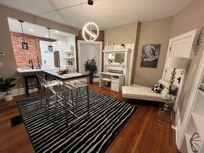 TV, offices - 2 BR Totally Renovated and Chic (Columbus)