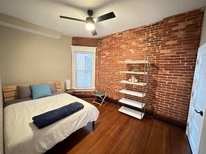 10 bedrooms, iron/ironing board, WiFi, bed sheets - Big Brick 2 Bedroom apartment in Victorian Village (Columbus)