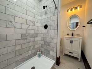 Shower, hair dryer - Big Brick 2 Bedroom apartment in Victorian Village (Columbus)