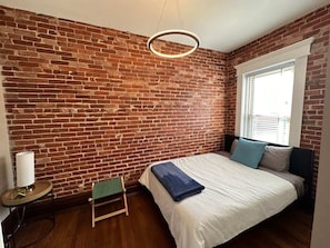 2 bedrooms, iron/ironing board, WiFi, bed sheets - Big Brick 2 Bedroom apartment in Victorian Village (Columbus)